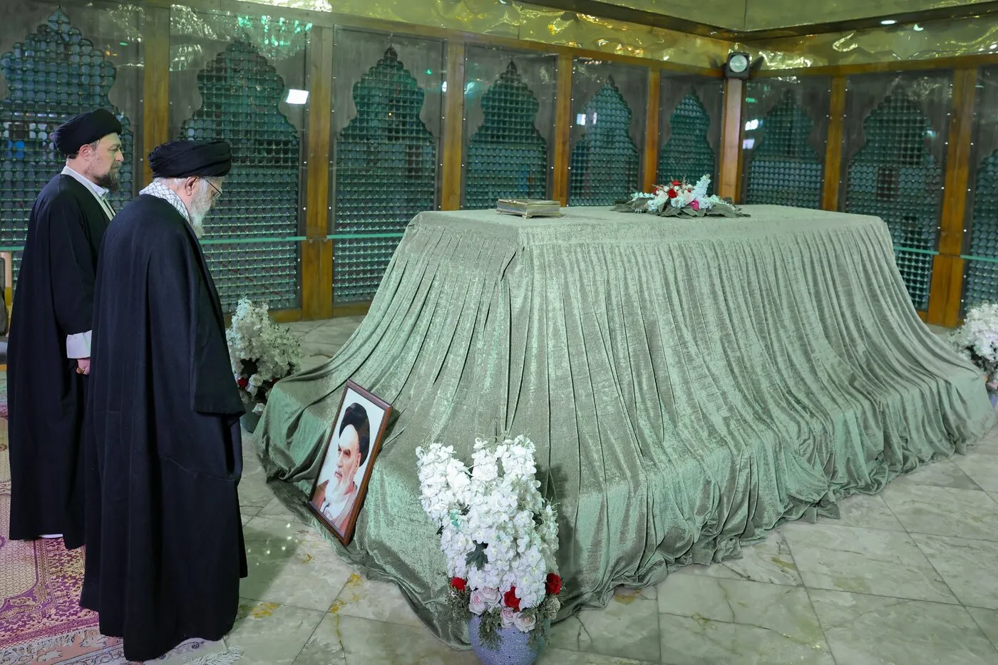 حضور رهبر انقلاب در مرقد امام راحل(ره)