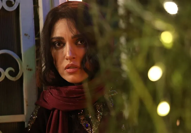 فیلم سینمایی «گیس» به کارگردانی محسن جسور و تهیهکنندگی سید مهدی جوادی، از اولین تصویر بهنوش طباطبایی رونمایی کرد. این فیلم داستان التهابات کارگری در ماهشهر را روایت میکند و توسط کاظم دانشی نوشته شده است. خلاصه داستان فیلم اشاره دارد به: «خیانت، مرگ و عشقی که بهای سنگینی دارد.» در «گیس»، بازیگرانی چون حامد بهداد، الهه حصاری، عرفان ناصری، علیرضا آرا، حسین پورکریمی و سپهر گندمی به ایفای نقش پرداختهاند.