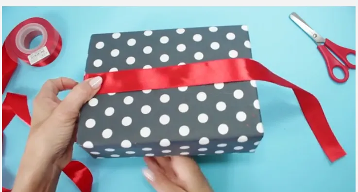 تزیین کادو با روبان قرمز