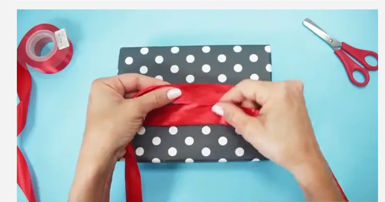 تزیین کادو با روبان قرمز