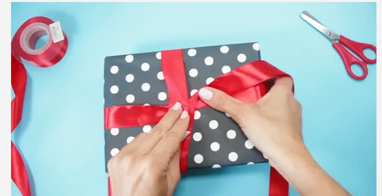 تزیین کادو با روبان قرمز