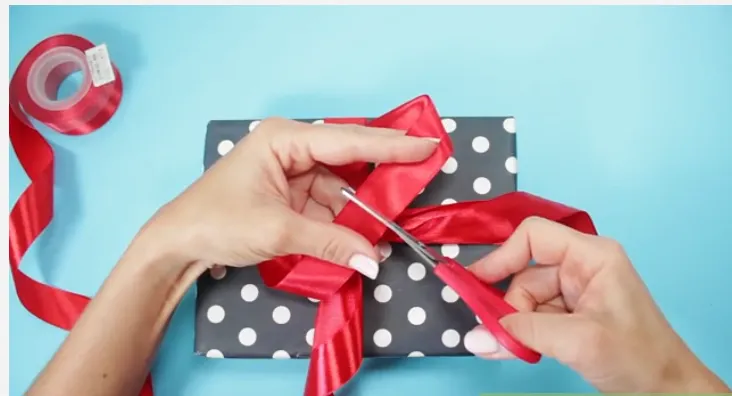 تزیین کادو با روبان قرمز