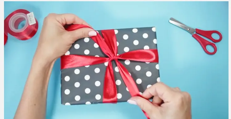 تزیین کادو با روبان قرمز