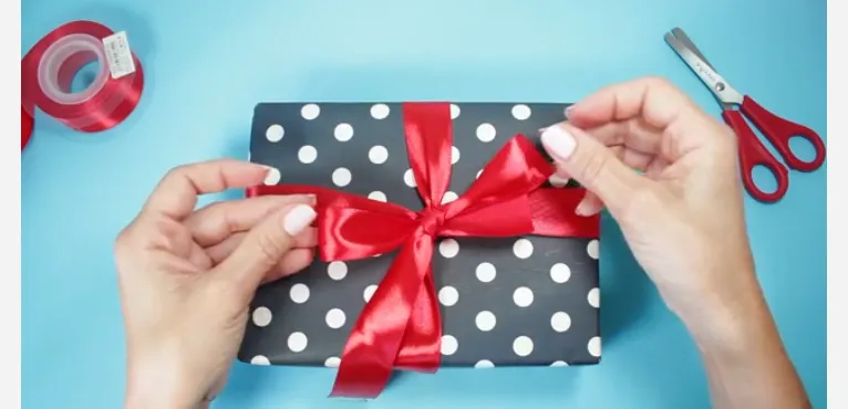 تزیین کادو با روبان قرمز