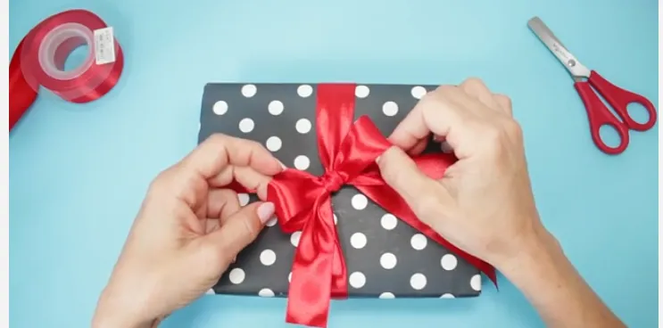 تزیین کادو با روبان قرمز