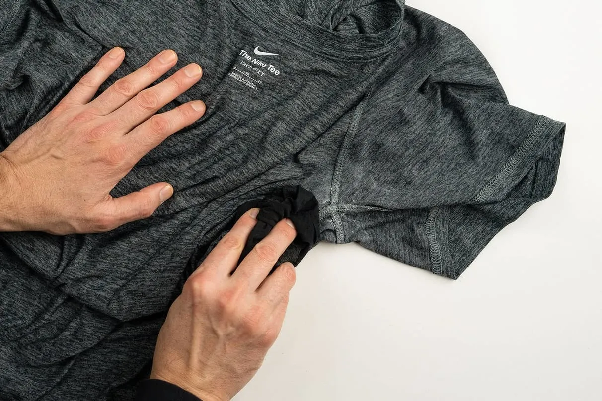 از جورابهای نایلونی روی لکه های تازه استفاده کنید