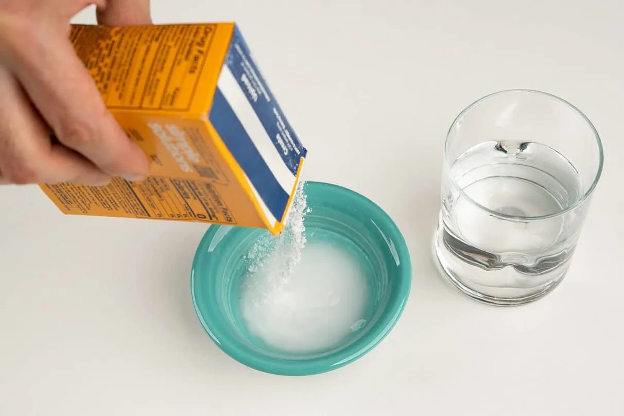 جوش شیرین و آب را مخلوط کنید