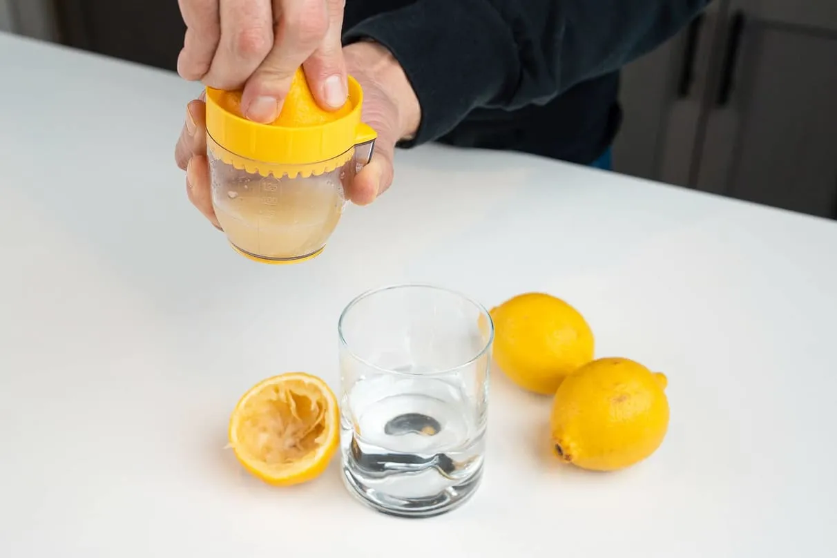 از بین بردن لکه مام از روی لباس؛ آب و آبلیمو را امتحان کنید