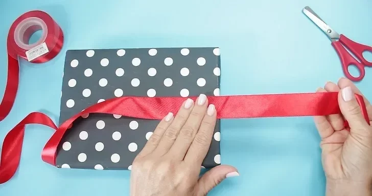 تزیین کادو با روبان قرمز ساده