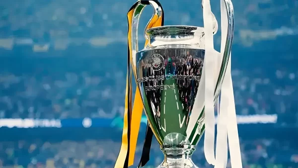 لیگ قهرمانان اروپا رونمایی از توپ جدید مراحل حذفی لیگ قهرمانان اروپا ؛ عکس