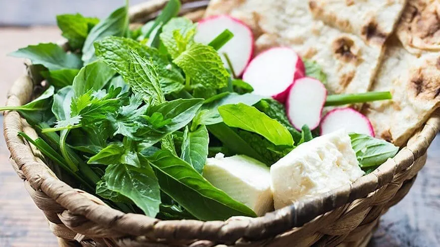 نان با پنیر محلی و سبزی