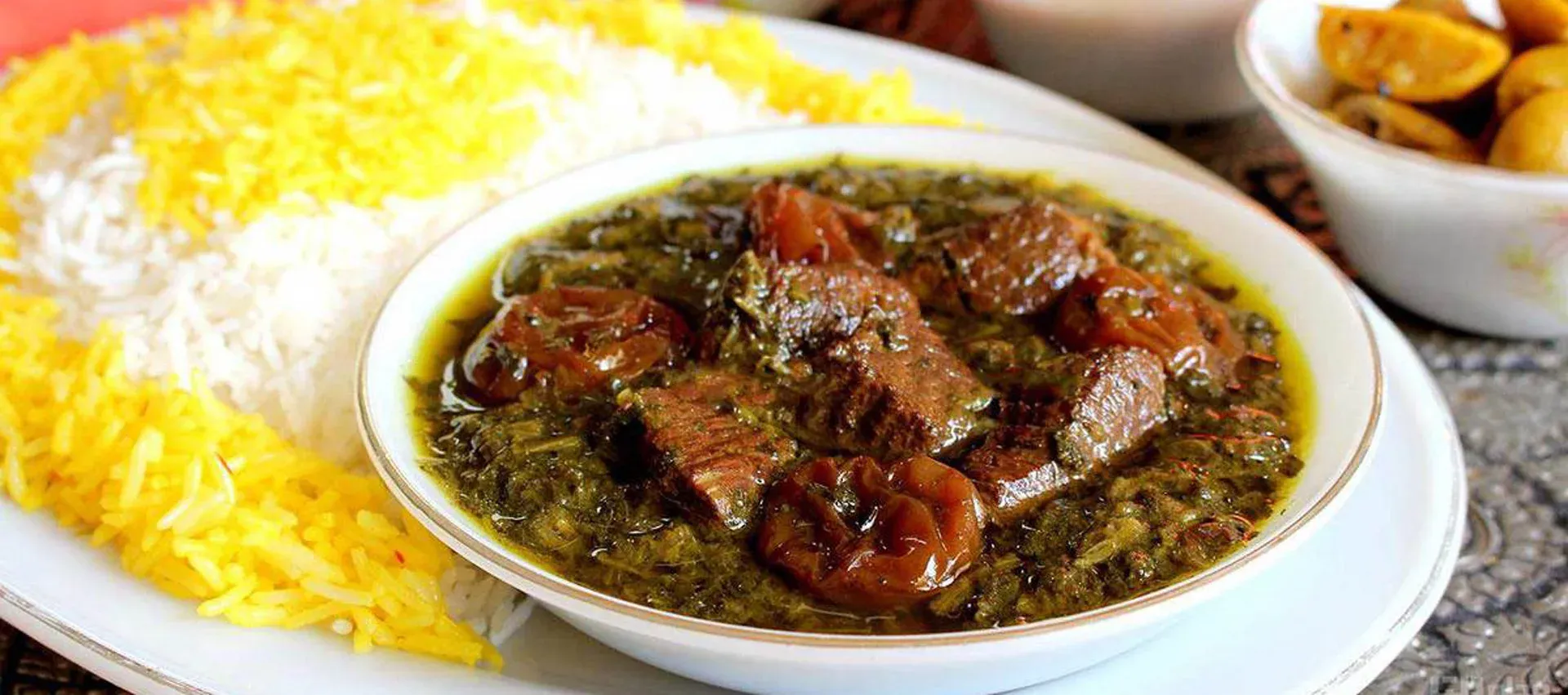 طرز تهیه خورشت آلو اسفناج با مرغ مجلسی و خوشمزه