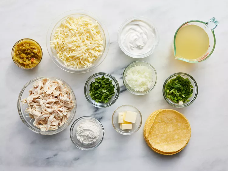 طرز تهیه چیکن انچیلادا با سس چیلی سبز مرحله اول؛ آماده کردن تورتیلاها ابتدا فر را روی دمای ۱۹۰ درجه سانتی‌گراد گرم کنید و یک ظرف مناسب فر را کمی چرب کنید. در یک تابه، روغن را روی حرارت متوسط رو به بالا گرم کنید. هر نان تورتیلا را حدود ۵ ثانیه از هر طرف در روغن قرار دهید تا نرم و انعطاف‌پذیر شود. سپس آن‌ها را روی دستمال روغنی قرار دهید تا روغن اضافی گرفته شود. مرحله دوم؛ آماده کردن مواد داخل انچیلادا مرغ ریش‌ریش شده، حدود ۱۰ اونس از پنیر مونتری جک و پیاز خردشده را بین ۱۲ نان تورتیلا تقسیم کنید. هر تورتیلا را رول کنید و در ظرف فر به شکلی قرار دهید که قسمت باز آن زیر قرار بگیرد تا باز نشود. مرحله سوم؛ تهیه سس چیلی سبز خامه‌ای برای درست کردن سس، کره را داخل قابلمه روی حرارت متوسط آب کنید. آرد را اضافه کنید و هم بزنید تا ترکیب کمی حباب بزند. سپس آب مرغ را آرام‌آرام اضافه کنید و با همزن دستی مخلوط کنید تا سس غلیظ شود. در ادامه خامه ترش و فلفل‌های چیلی سبز را اضافه کنید. سس را گرم کنید اما اجازه ندهید بجوشد، چون ممکن است خامه بریده شود. مرحله چهارم؛ پخت نهایی سس آماده‌شده را روی رول‌های انچیلادا بریزید. ظرف را حدود ۲۰ دقیقه داخل فر قرار دهید تا غذا کاملاً گرم شده و سس شروع به حباب زدن کند. سپس باقی‌مانده پنیر را روی غذا بریزید و ۵ دقیقه دیگر در فر قرار دهید تا پنیر کاملاً آب شود. در پایان، روی غذا را با پیازچه و گشنیز تازه تزئین کنید. نکات مهم برای خوشمزه‌تر شدن چیکن انچیلادا اگر طعم تند دوست ندارید، مقدار فلفل چیلی سبز را کمتر کنید. برای لطیف‌تر شدن مرغ، می‌توانید هنگام پخت مرغ از کمی آب مرغ و ادویه استفاده کنید. استفاده از پنیر تازه و باکیفیت باعث کش‌دار شدن بهتر غذا می‌شود. تورتیلاها را حتماً قبل از رول کردن کمی نرم کنید تا هنگام پیچیدن ترک نخورند. اگر به پنیر مونتری جک دسترسی ندارید، می‌توانید از ترکیب پنیر موزارلا و چدار استفاده کنید. چیکن انچیلادا با چه چیزی سرو می‌شود؟ این غذا معمولاً همراه با سالاد تازه، سبزیجات، برنج مکزیکی یا سس‌های تند سرو می‌شود. طعم خامه‌ای و پنیر آن باعث می‌شود حتی بدون مخلفات هم یک غذای کامل باشد. ارزش غذایی تقریبی چیکن انچیلادا هر وعده از این غذا حدود ۳۶۰ تا ۴۰۰ کالری دارد و به دلیل وجود مرغ و پنیر، منبع مناسبی از پروتئین محسوب می‌شود. سوالات متداول آیا می‌توان چیکن انچیلادا را از قبل آماده کرد؟ بله، می‌توانید انچیلاداها را آماده کرده و قبل از سرو در یخچال نگهداری کنید، سپس هنگام مصرف داخل فر گرم کنید. آیا می‌توان به جای مرغ از گوشت استفاده کرد؟ بله، گوشت چرخ‌کرده یا گوشت ریش‌ریش شده هم گزینه‌های مناسبی برای این غذا هستند. آیا امکان فریز کردن انچیلادا وجود دارد؟ بله، این غذا را می‌توان پس از آماده‌سازی فریز کرد و هنگام مصرف دوباره گرم کرد.
