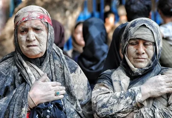 آیین گِل مالی در مراسم رهبر شهید