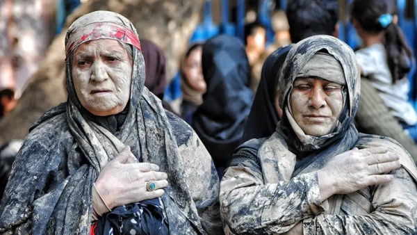 آیین گِل مالی در مراسم رهبر شهید