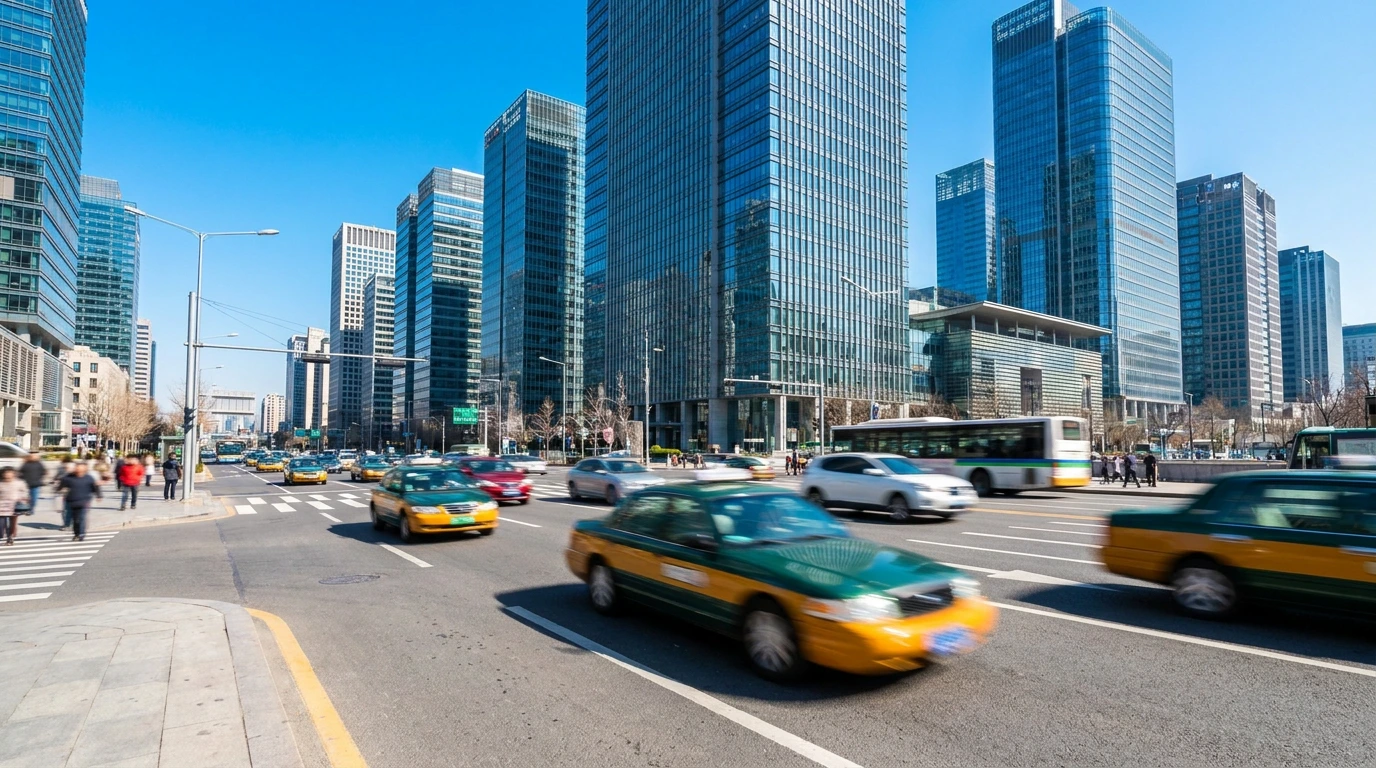 خودروهای در حال تردد در خیابان شهری با پس‌زمینه ساختمان‌های اداری