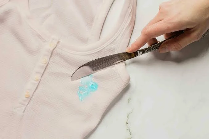 پاک کردن چسب رازی از روی لباس